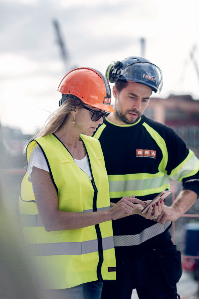 Arbeidere på Mobil app byggeplass