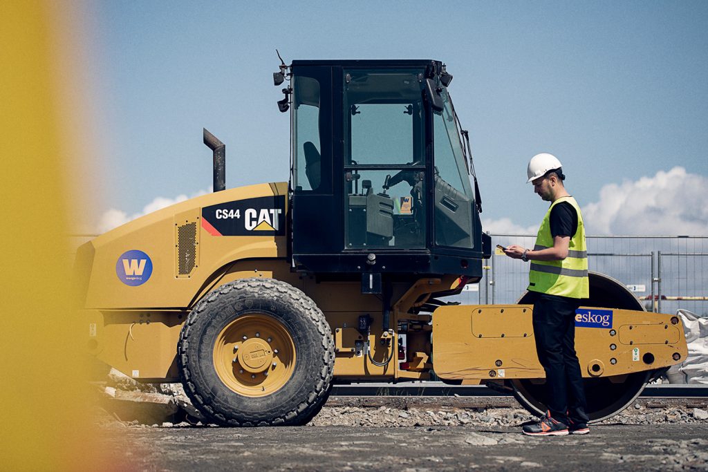 man bredvid en traktor